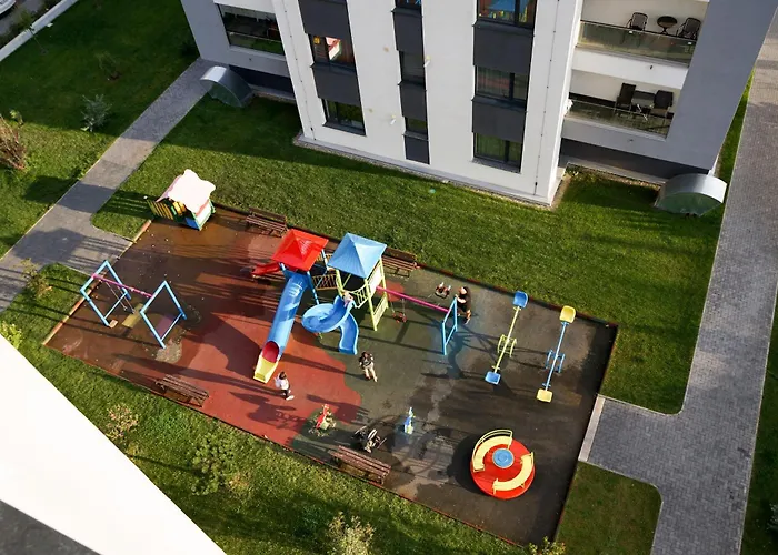 Mirandis s - Modern Stays With Free Parking Near Coresi Mall