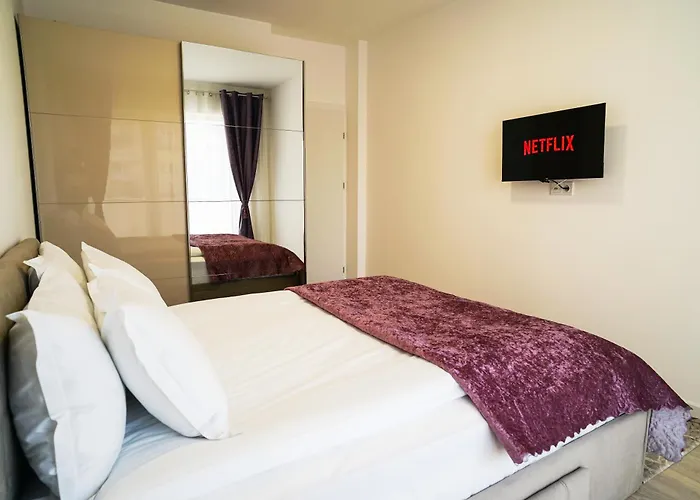 Mirandis s - Modern Stays With Free Parking Near Coresi Mall
